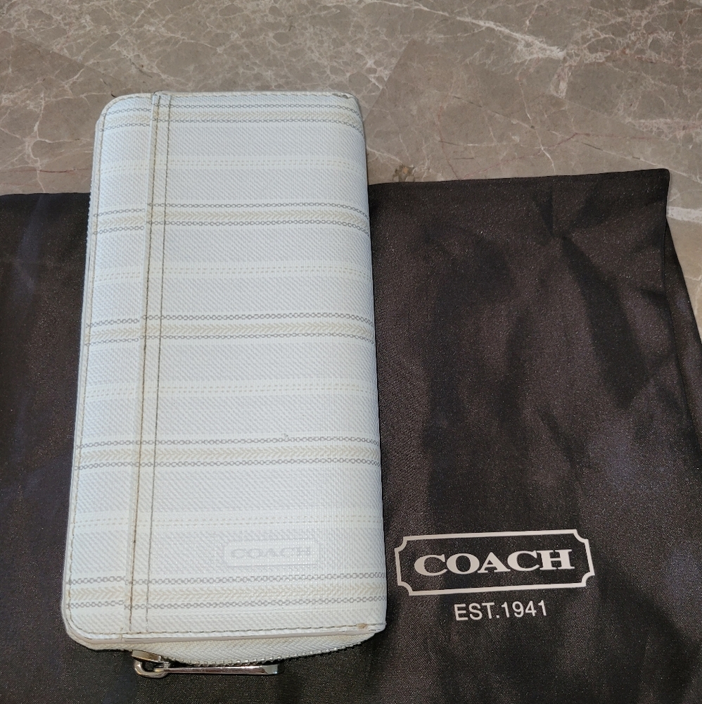 💯 Authentic, Coach Large Wallet